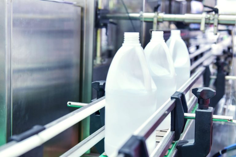 white-plastic-bottles-transfer-automated-conveyor-systems-industrial